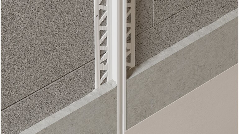 Wand mit Kunststoff weißen Fügenprofilen